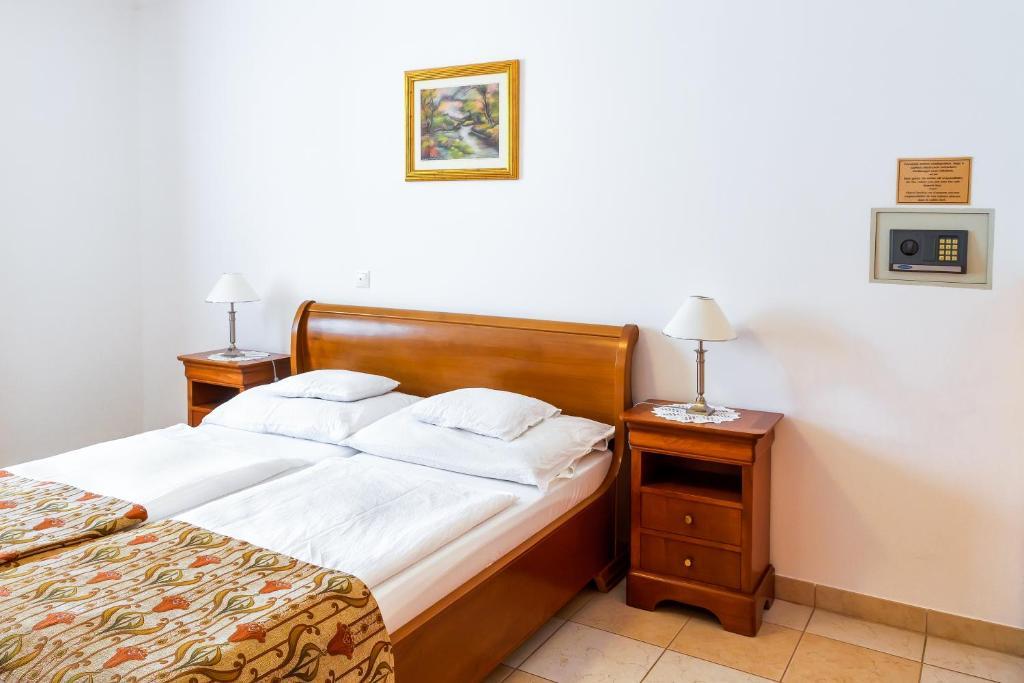 Bed and breakfast Kata Panzió 3*
